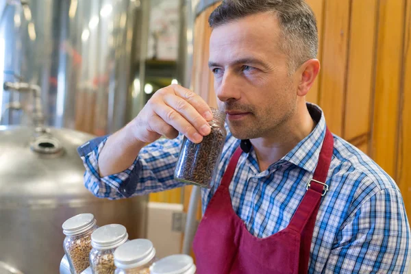 Mann riecht Kaffee und Mann — Stockfoto