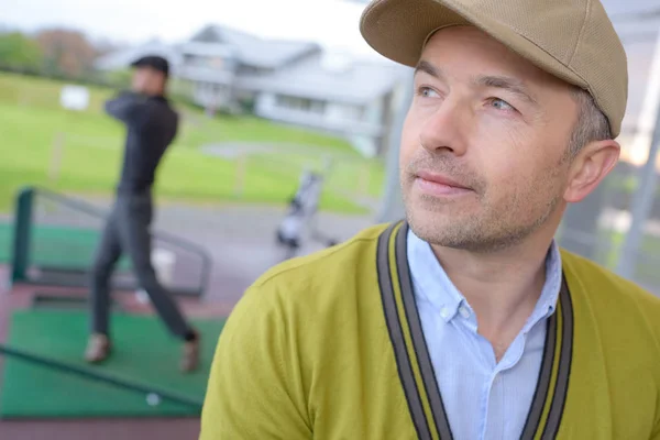 Homem treinando em um mini golfe — Fotografia de Stock