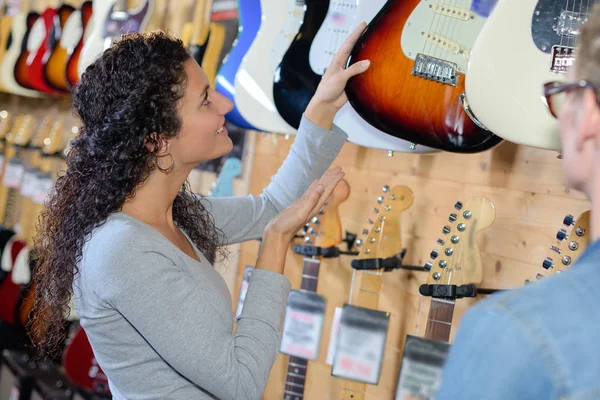Zakup gitary i Gitary — Zdjęcie stockowe