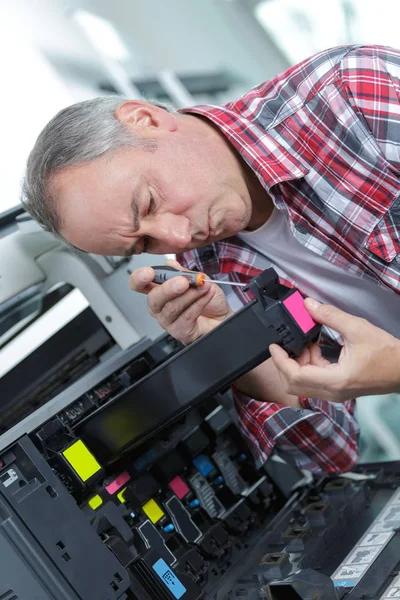 Tecnologia masculina tentando reparar a impressora de escritório — Fotografia de Stock