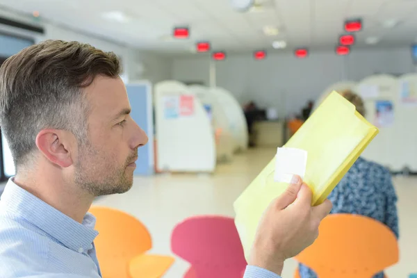 Mannelijke patiënt, wachten in de lobby van het ziekenhuis — Stockfoto