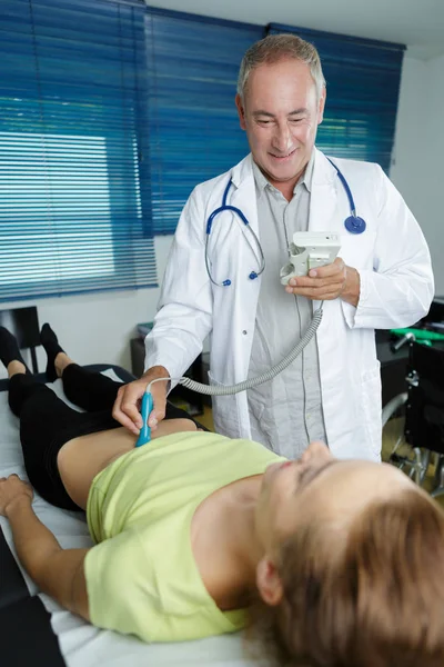 Medico di sesso maschile che esamina un paziente — Foto Stock