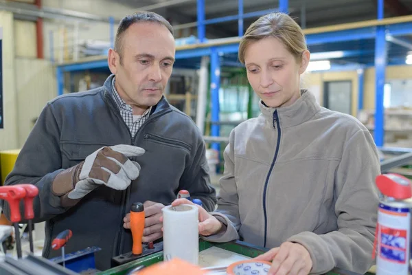 Neuem Mitarbeiter den Kurs in der Fabrik erklären — Stockfoto