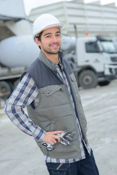 Trabalhador que usa capacete e jeans em planta industrial — Fotografia de Stock