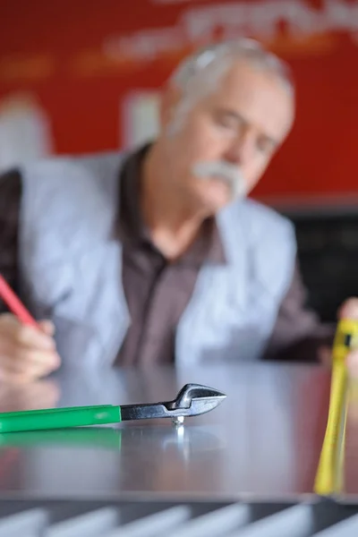 Primer plano de alicates en taller de artesanos — Foto de Stock