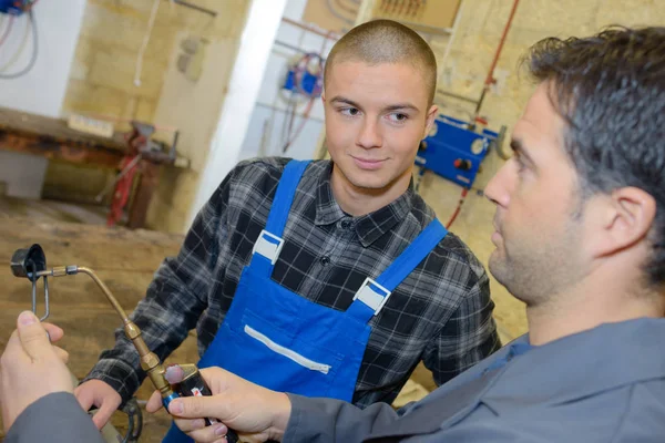 Apprenti homme apprenant à être soudeur — Photo