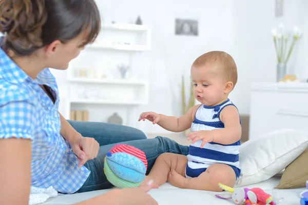 Happy baby liten flicka — Stockfoto