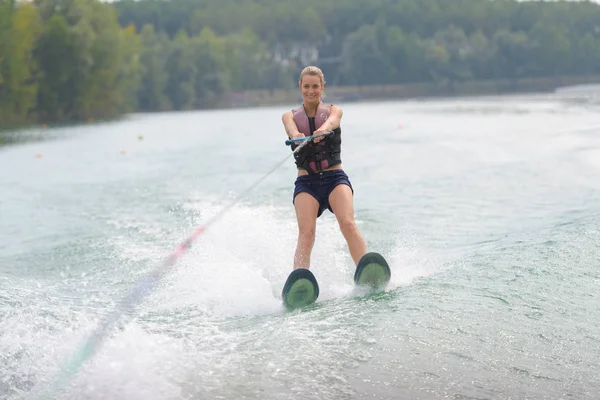 Portret van vrouw waterskiën — Stockfoto