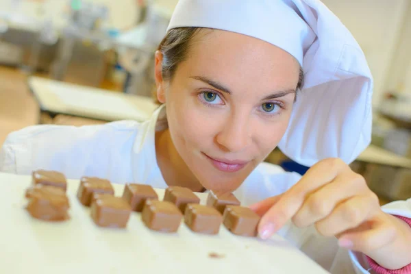 Шеф-повар помещает шоколадные квадратики — стоковое фото