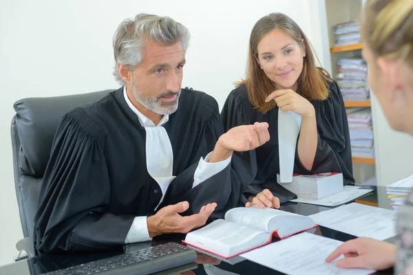 Prawnikiem, dając konsultacji z kobietą — Zdjęcie stockowe