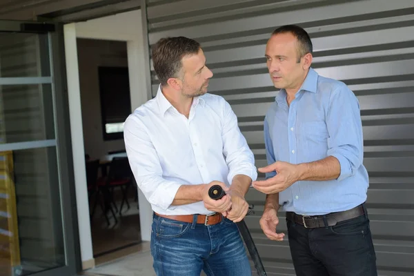 Two men outside the building — Stock Photo, Image