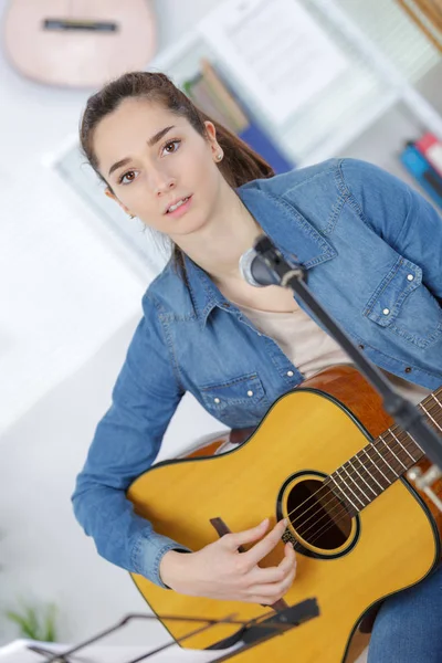 Guitar solo artist and guitar — Stock Photo, Image