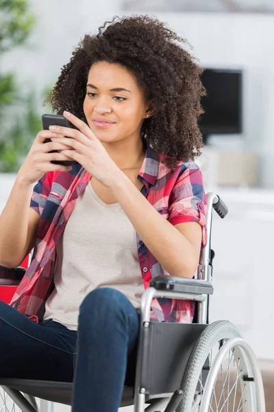 Donna disabile in sedia a rotelle al telefono — Foto Stock