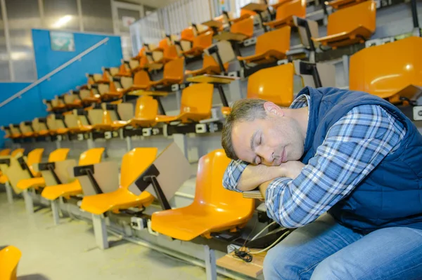 Uomo addormentato in auditorium — Foto Stock