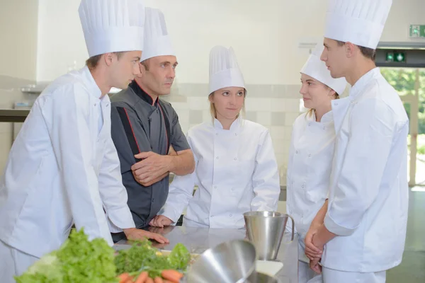 Team van de keuken van het restaurant en restaurant — Stockfoto