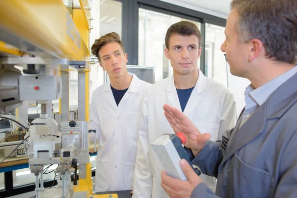 Studenti e insegnanti di scienze — Foto Stock