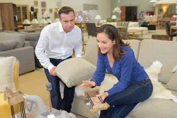 Paar im Sofa eines Möbelhauses — Stockfoto