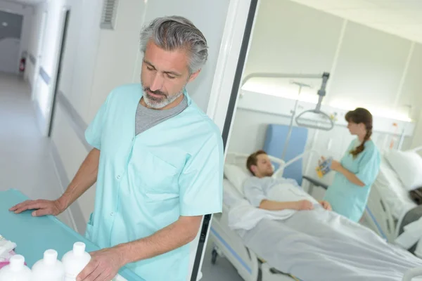 Портрет молодої медсестри-чоловіка в скрабах у клініці — стокове фото