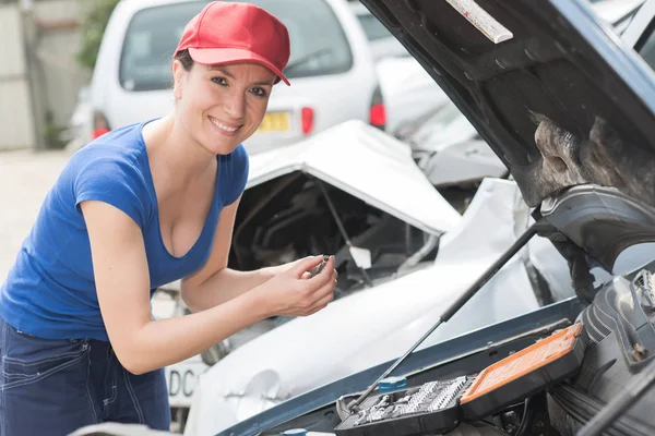 Il meccanico di donna e il lavoro — Foto Stock