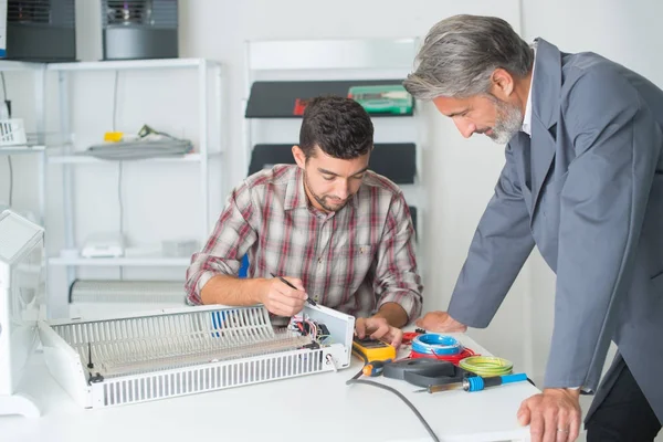 Manager controle loodgieter voor de verbinding van de radiator van de verwarming — Stockfoto