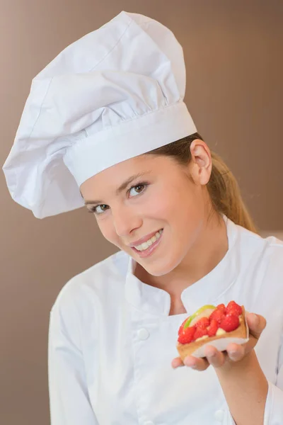 Baker holding strawberry tart — Stock Photo, Image