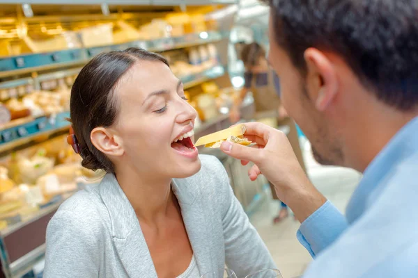 Hombre alimentando a una mujer — Foto de Stock