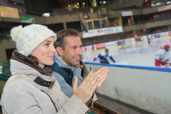 Couple cheering on ice hockey team — Stock Photo, Image