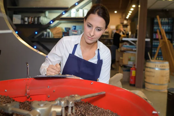 Travailleuse dans un café à l'usine de café — Photo