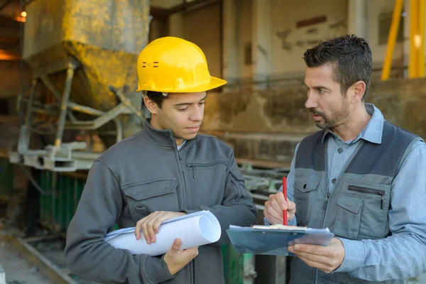 Krijgen van een deal van een cement-bedrijf — Stockfoto