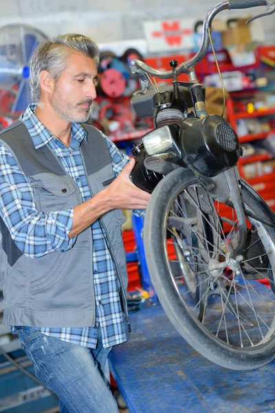 Reassembling the motorcycle and engine — Stock Photo, Image