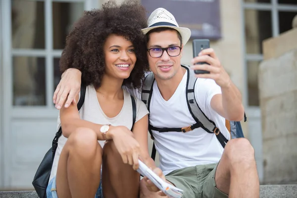 Eski şehirde selfie çeken mutlu turistler. — Stok fotoğraf