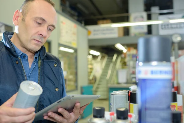 Glada säljare assistent man i diy järnaffär — Stockfoto