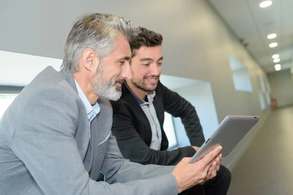 Zwei Männer und eine Tablette — Stockfoto