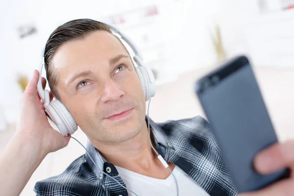 Homem ouvindo o fone de ouvido — Fotografia de Stock