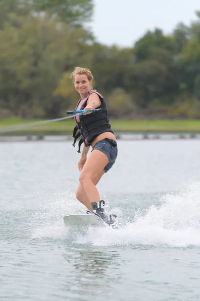 Feminino em um campeonato wakeboard — Fotografia de Stock