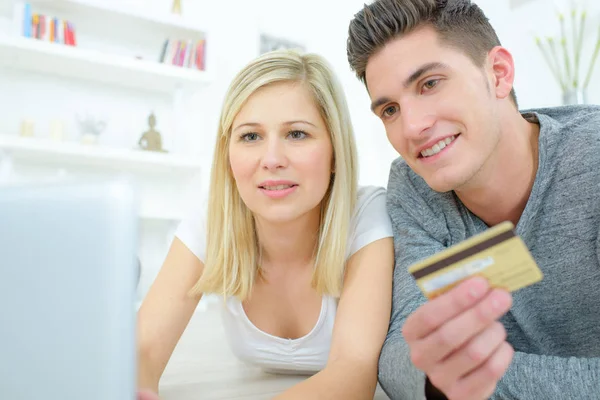 Retrato de casal feliz compras online — Fotografia de Stock