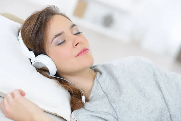 Bir müzik dinlerken uyku — Stok fotoğraf