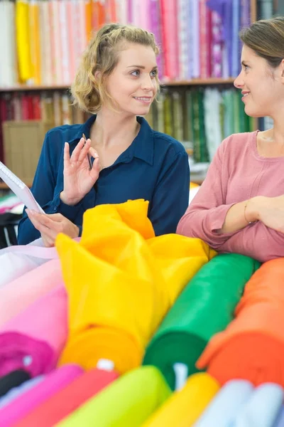 Auswahl von Textilien in einer Textilfabrik — Stockfoto