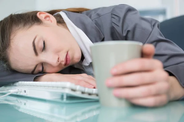 Vrouw in slaap op haar Bureau gevallen — Stockfoto