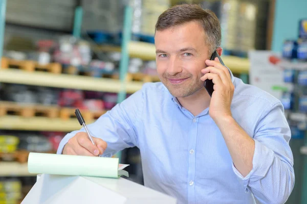 Uomo sul cellulare — Foto Stock