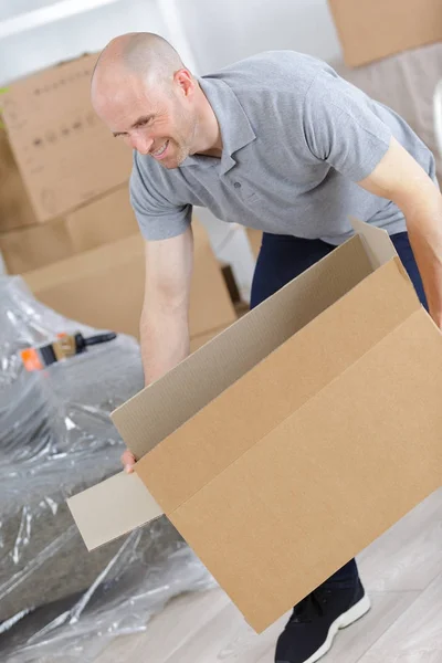 Homem dolorosamente transportando caixas — Fotografia de Stock