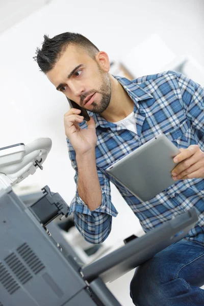 Tekniker med en digital tablett och använda appar — Stockfoto