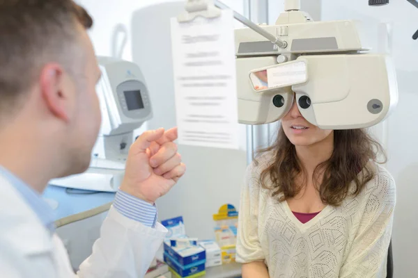 Молодая женщина делает тест на зрение — стоковое фото