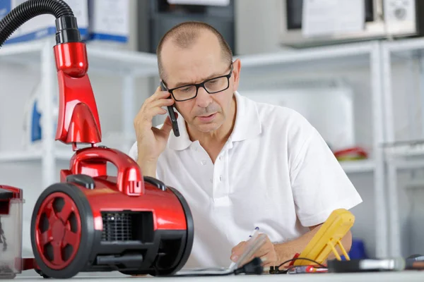 Hombre con un aparato robótico — Foto de Stock