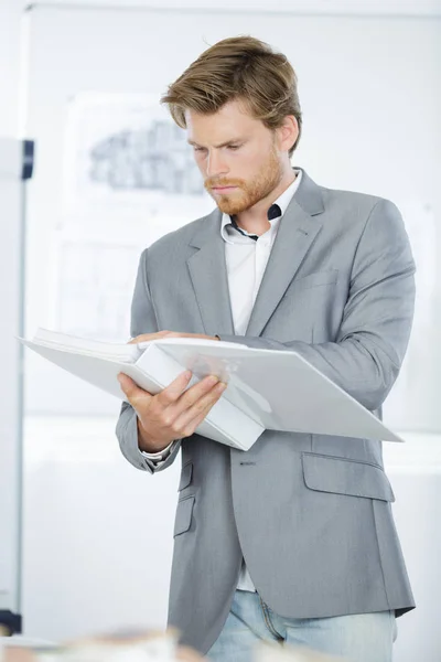 Jovem empresário bonito com notebook — Fotografia de Stock