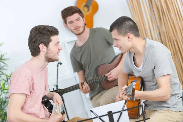 Tre amici che provano con la chitarra — Foto Stock