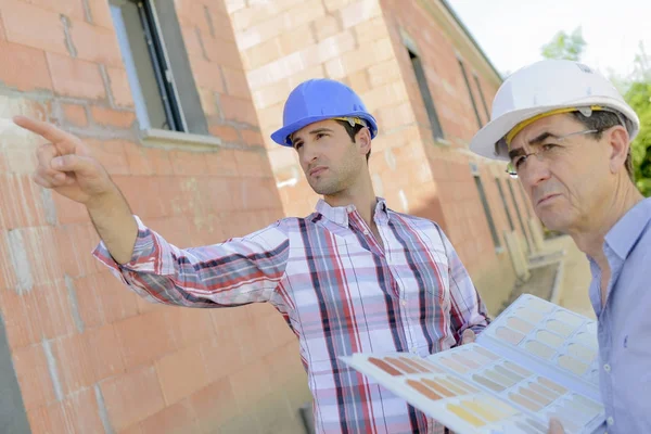 Dos arquitectos trabajando en el sitio —  Fotos de Stock