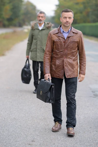 Dos hombres caminando, usando abrigos — Foto de Stock