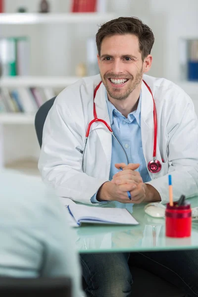 Dokter lacht om de patiënt in de kliniek — Stockfoto