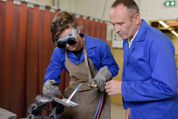 Leerling met behulp van klap fakkel — Stockfoto